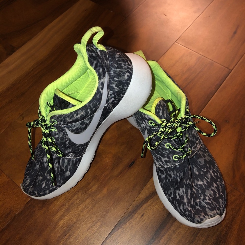 SOLD ON MERCARI // Nike || Roshe